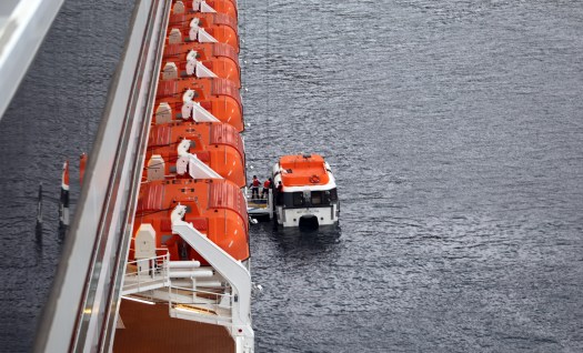 Cruise ship entry lifeboat