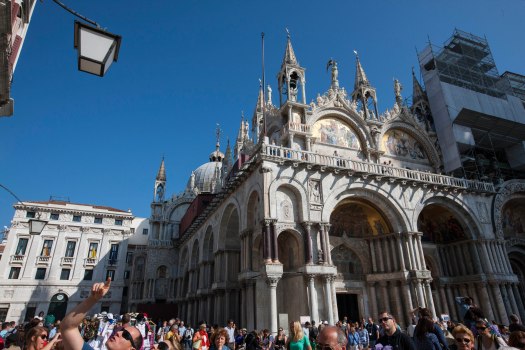 Venedig menneskemængde og San Marco kirken foto Marina Aagaard
